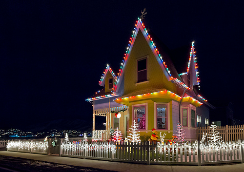 tips-for-hanging-christmas-lights-on-your-house